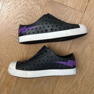 Native Kids size 12 water shoes